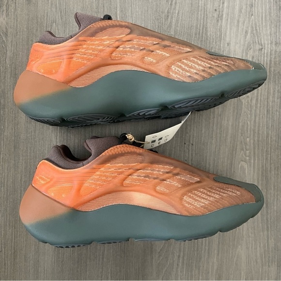 adidas Yeezy 700 V3 GY4109 Copper Fade size 10.5 NWT - Picture 7 of 12